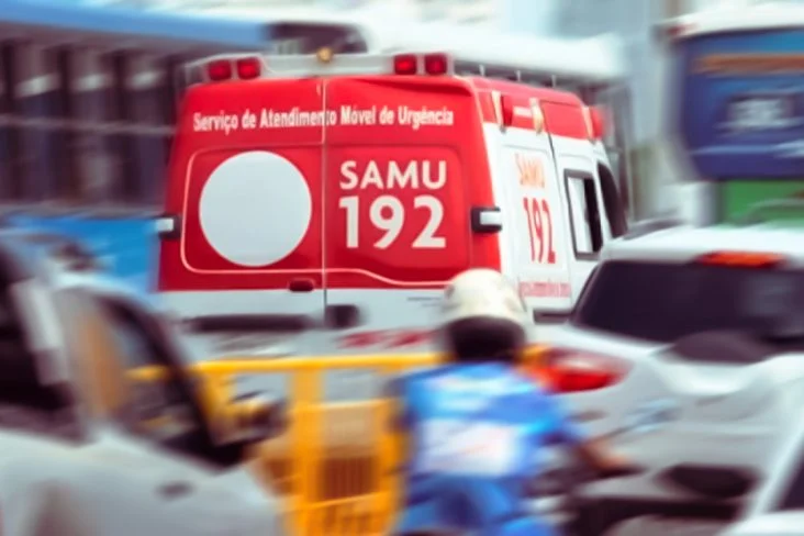 ambulancia samu na rua e no transito com outros carro e moto que não da passagem do veiculo de emergencia