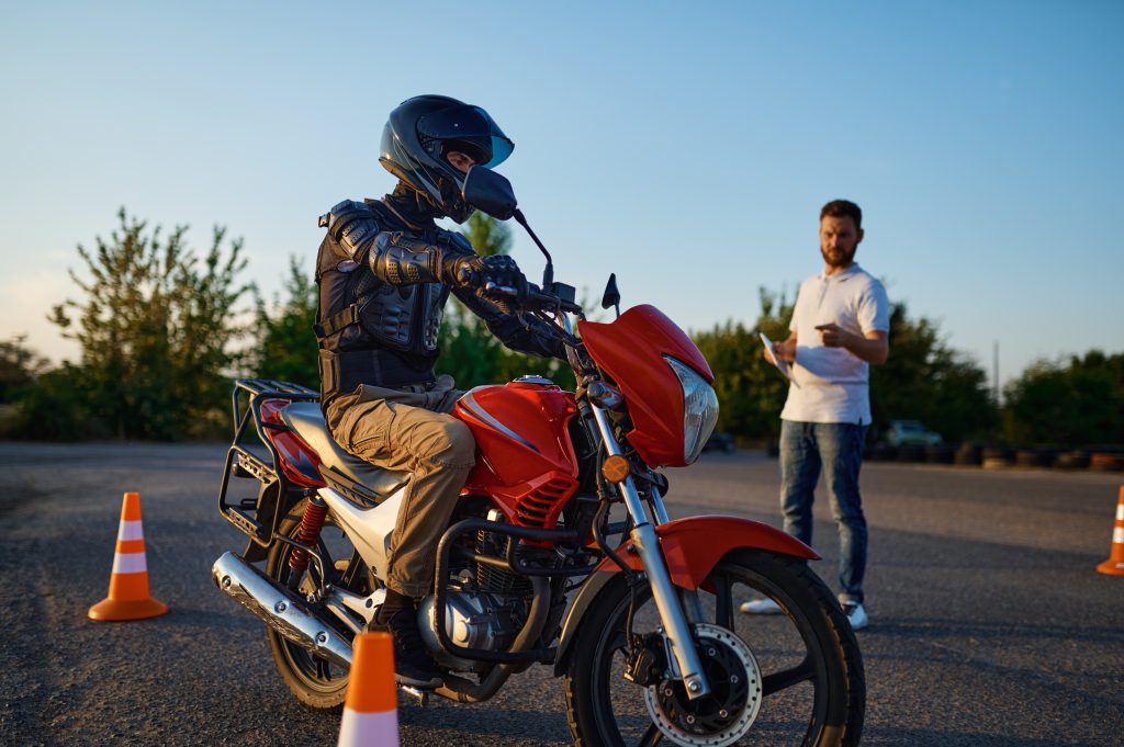 Motocilicsta fazendo aula de cfc autoescola para tirar sua CNH categoria B para dirigir moto