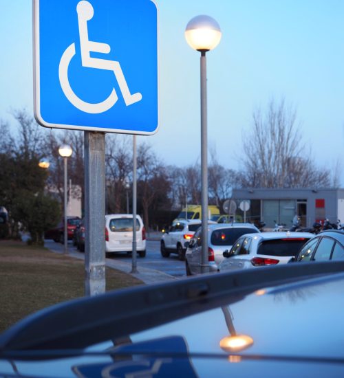 Símbolo internacional de cadeira de rodas num estacionamento ao ar livre