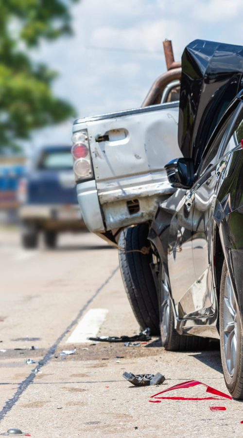 Acidente pesado, acidente de carro moderno envolvendo muitos carros na estrada no Brasil