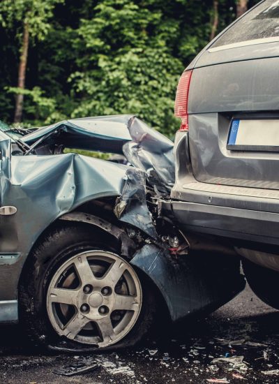 ImImagem de um acidente automobilístico envolvendo dois carros no interiro de sao paulo perto da cidade rio de janeiro