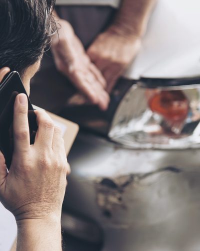 Agente de transito ligando ao agente de seguros da lm cursos de transito, a qual esta trabalhando durante o processo de reclamação de acidente de carro no local - conceito de reclamação de seguro de carro e pessoas