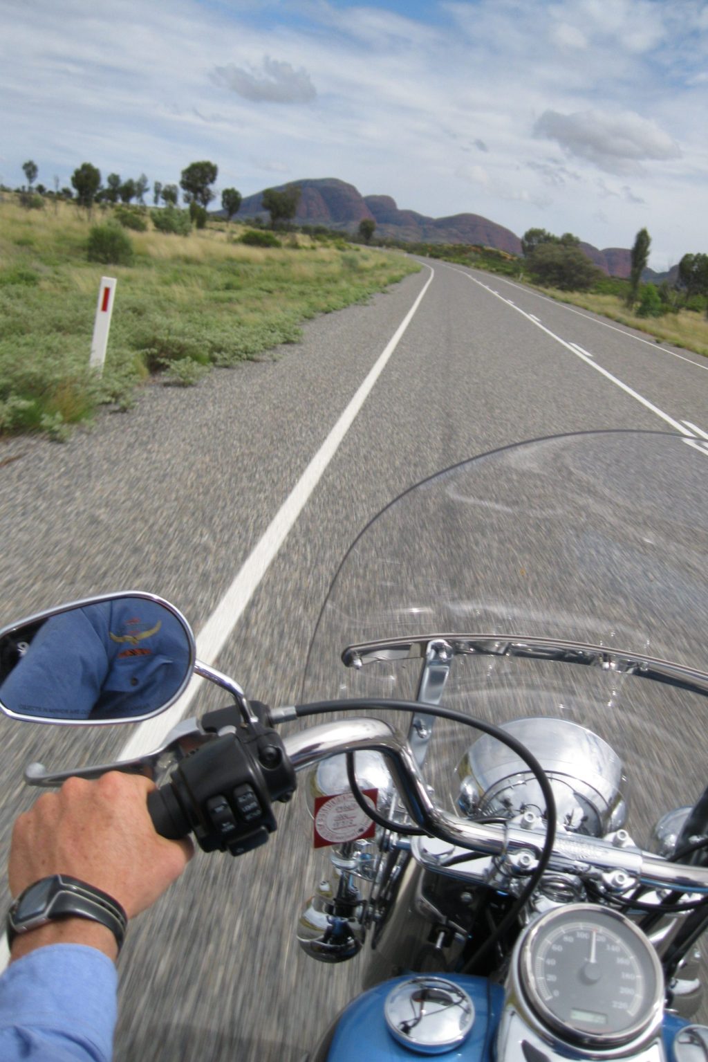 Homem dirigindo moto na estrada a uma velocidade segura